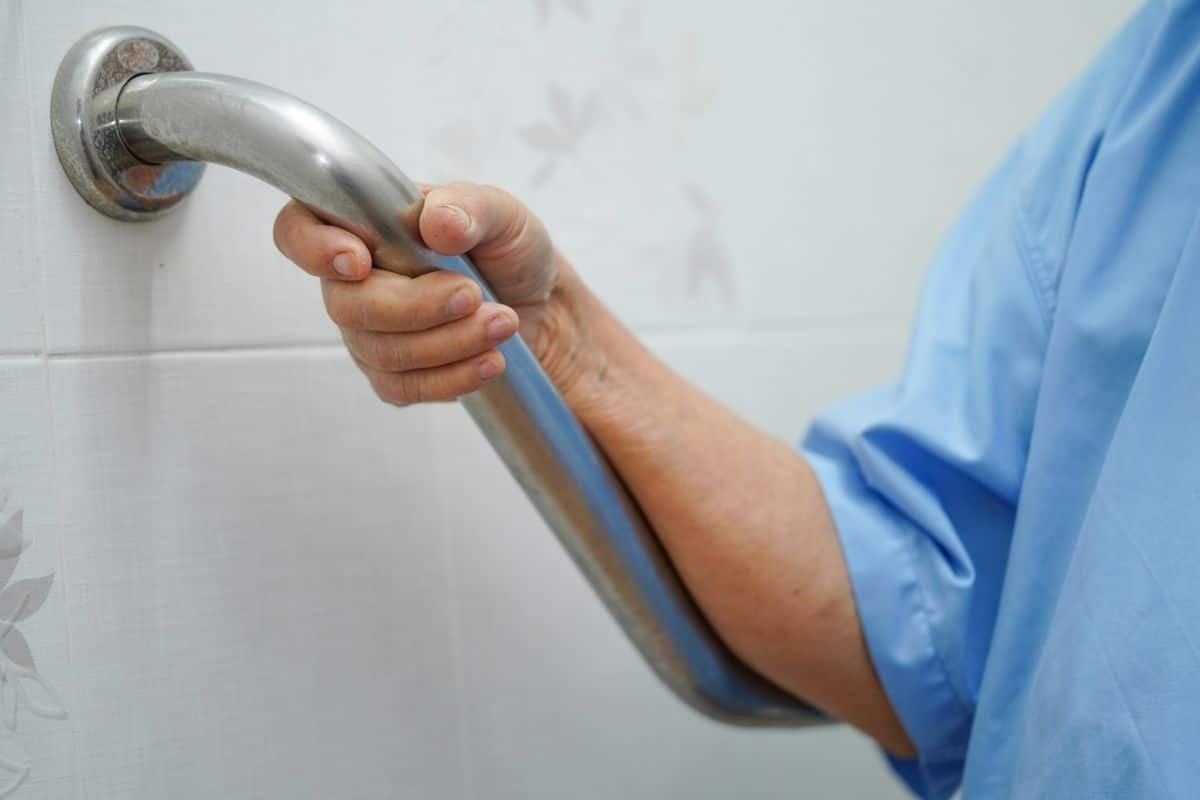 How to Choose the Right Grab Bars for Your Bathroom