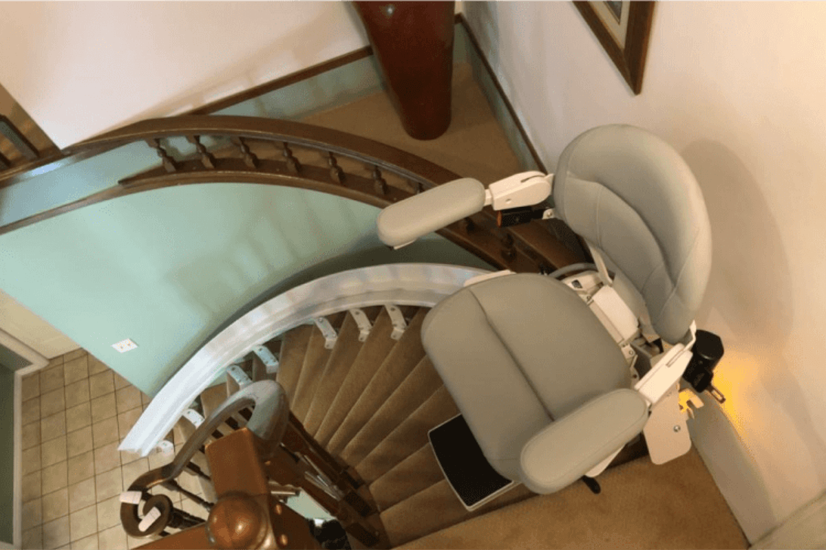Straight vs Curved: Which Stairlift Is Better?